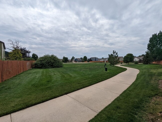 Building Photo - Gorgeous 2 Story 3 Bedroom 2.5 Baths in Da...