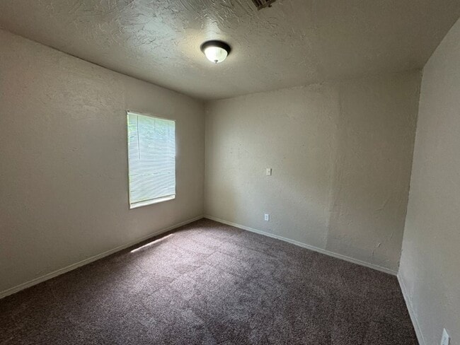 Building Photo - 2 bed 1 bath home for rent near 59th betwe...