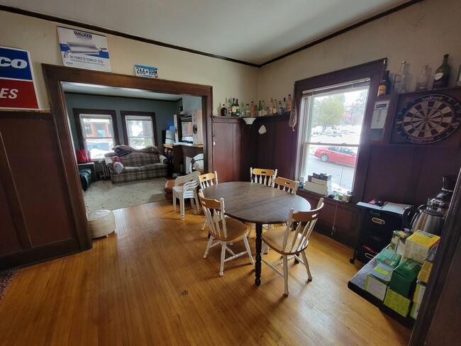 Building Photo - AVAILABLE JUNE -  4 Bed 1 Bath Townhome