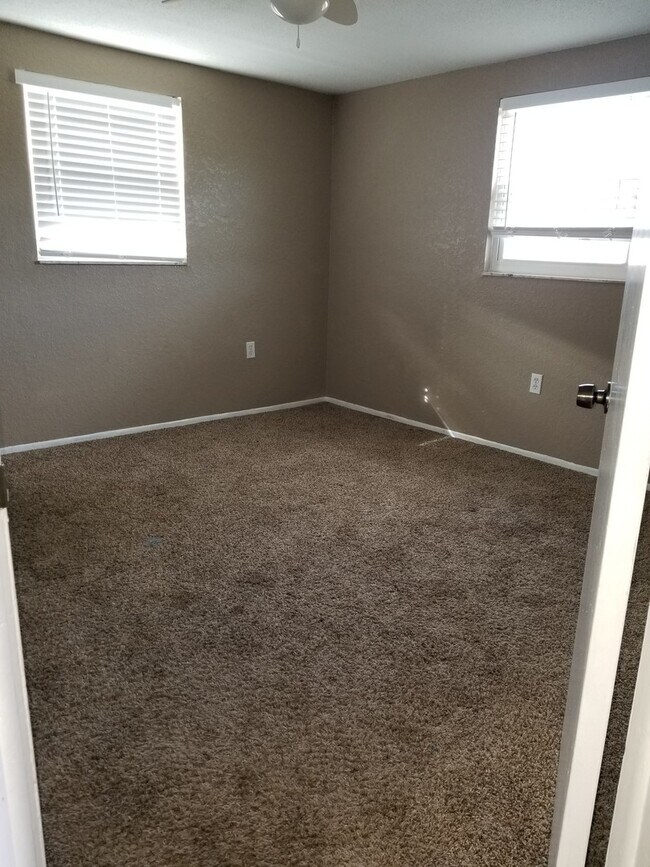 Building Photo - 5352 Poinsettia Dr