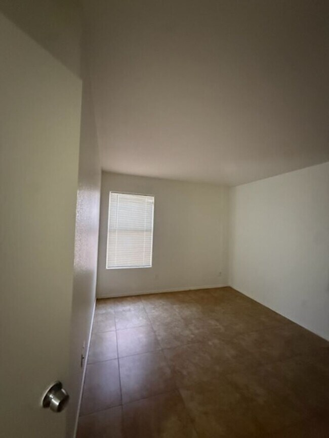 Building Photo - 1704 E Los Alamos St