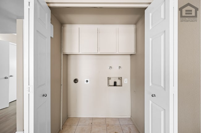 Building Photo - 2Bed/1.5Bath Townhome at 15th Ave/Camelback! Ready for Immediate Move-In!
