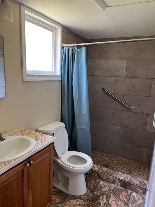 Building Photo - 2 bedroom / 2 bath available soon!