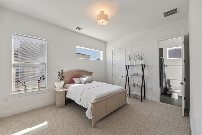 Building Photo - 6101 Florencia Ln