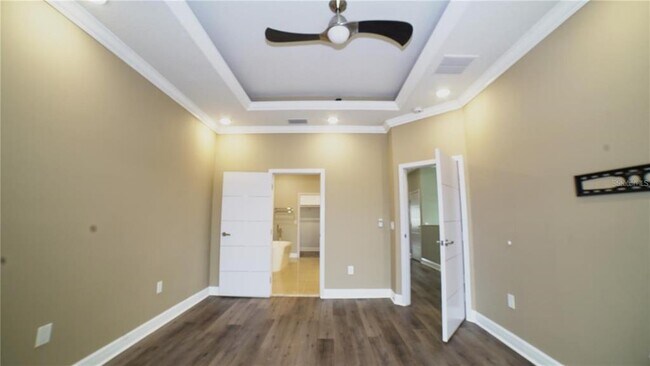 Building Photo - 2025 Greenbriar Ter