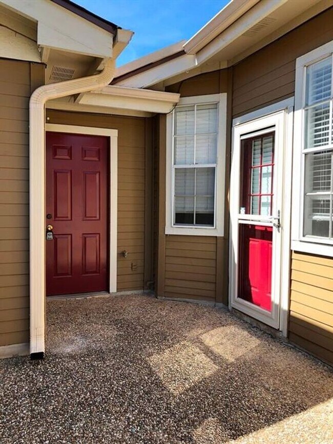 Building Photo - Charming 2/2 condo in Westcreek Landing!