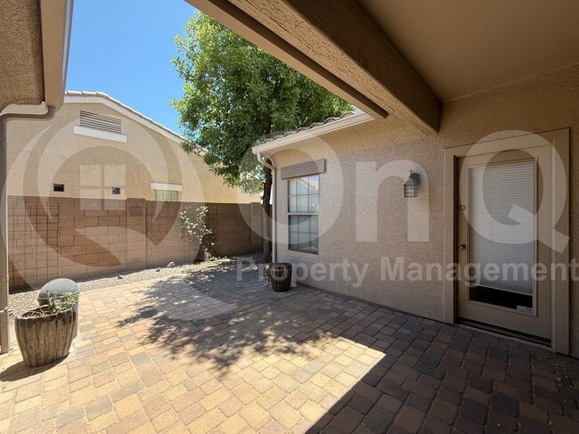 Building Photo - 995 E Blue Spruce Ln