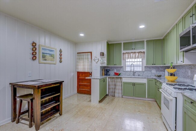Building Photo - 5611 Milart St