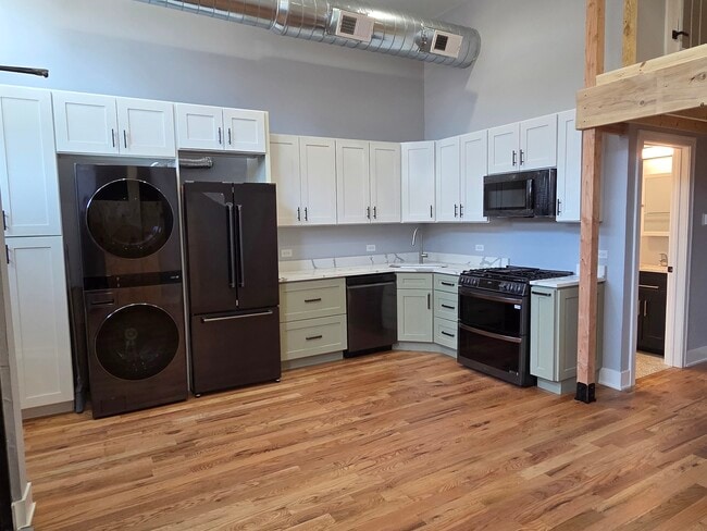 Building Photo - 831 S Western Ave