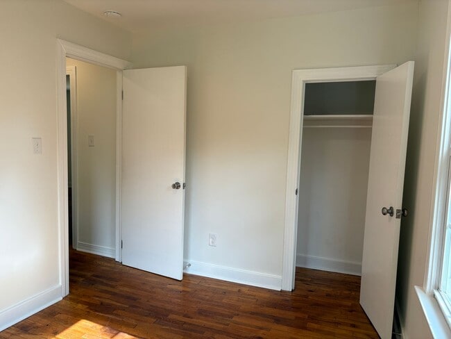 Building Photo - 2 Bedroom, 1 Bathroom House in Winston-Salem!