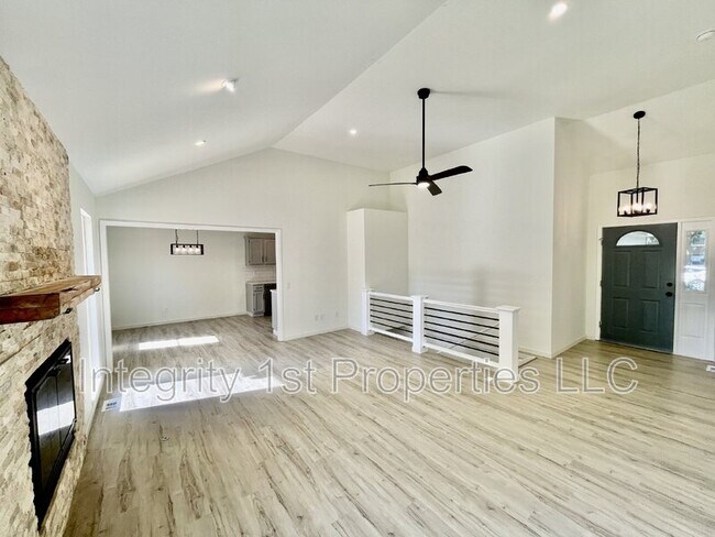 Building Photo - 905 SW Foxtail Dr