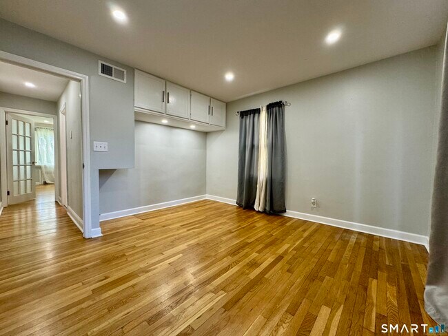 Building Photo - 415 Savoy St