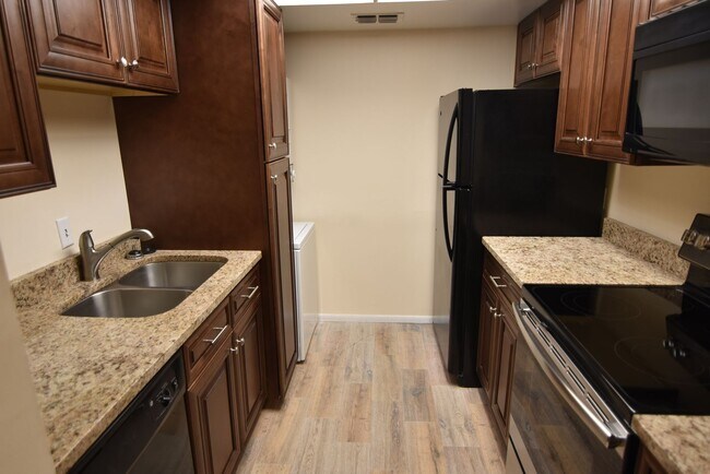 Building Photo - SANFORD: 2nd Floor Condo Sandlewood Villas