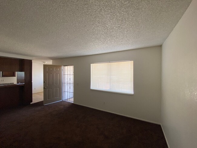 Building Photo - Addorable 2 BD 1 BA SW Apt with Coin opera...