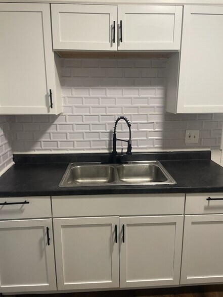 Building Photo - 1239 W 5th St