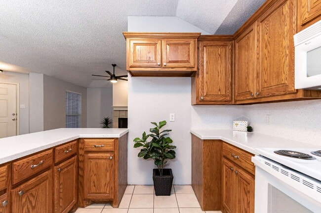 Building Photo - Beautifully remodeled 2/2/2 in very upscal...