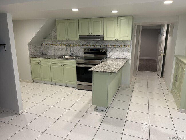 Building Photo - 15 Maple St