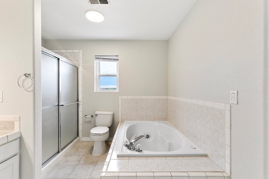 Building Photo - Updated Townhome with Views – Minutes to P...