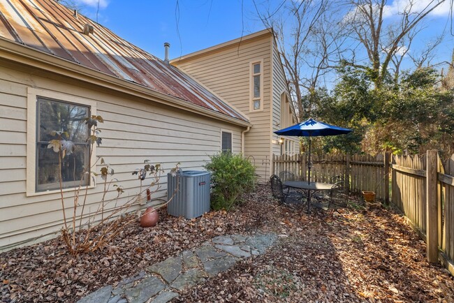 Building Photo - 303 Henderson St