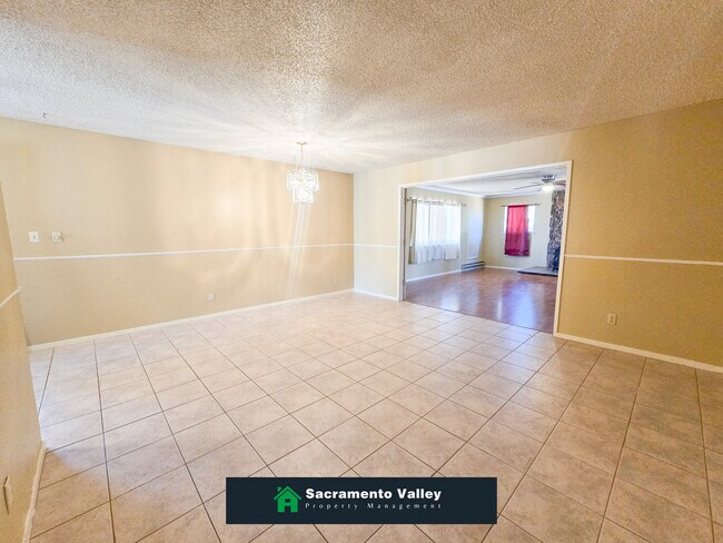 Building Photo - 8765 Crucero Dr