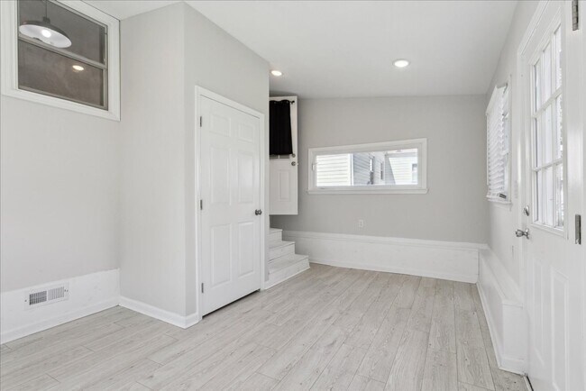 Building Photo - 3-bedroom Rancher - Hampton