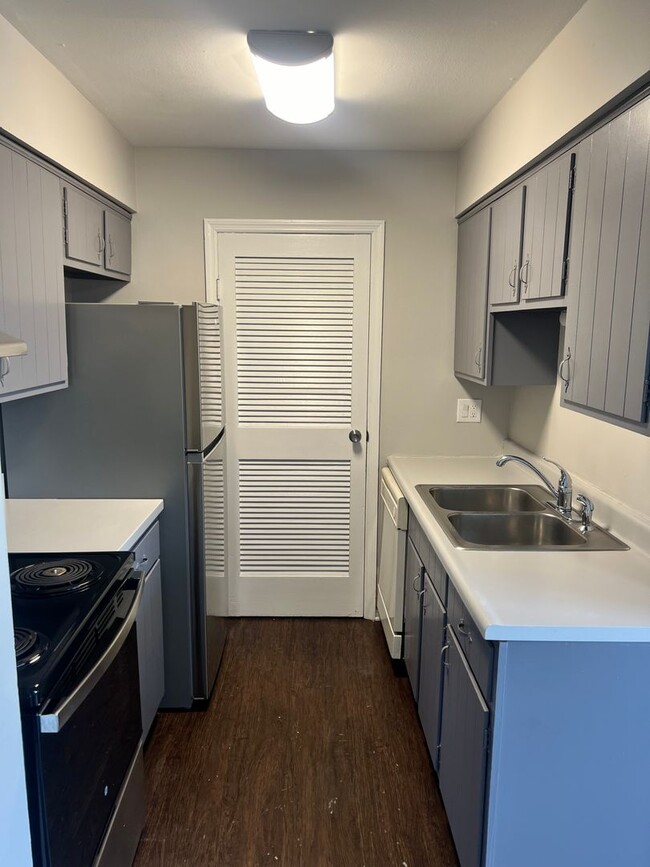 Building Photo - Butler Township: Spacious 2 bedroom/1.5 Ba...