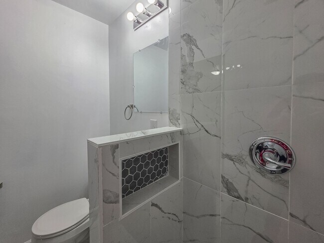 Building Photo - Charming 3-Bed, 2.5-Bath Home in Bethany w...