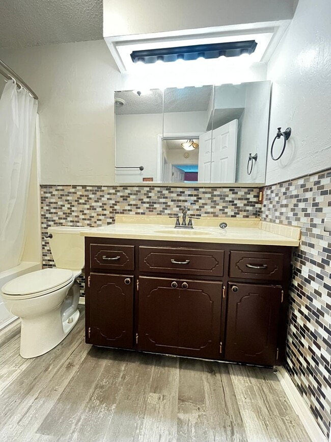 Building Photo - 4807 NW Cheyenne Ave