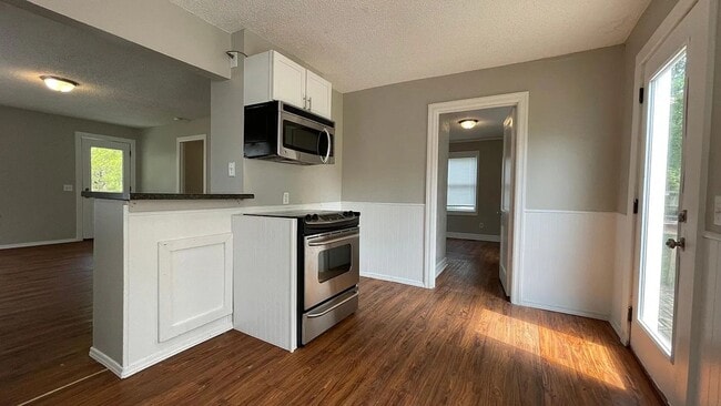 Building Photo - Updated 2 bed/1 bath home!