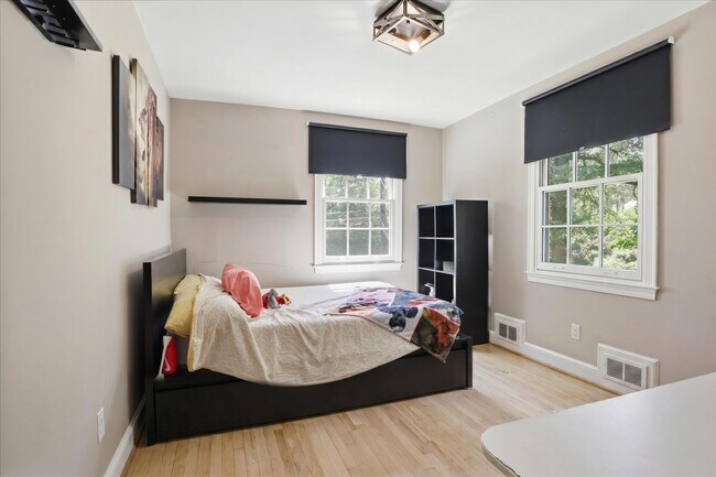 Building Photo - 3221 Coquelin Terrace