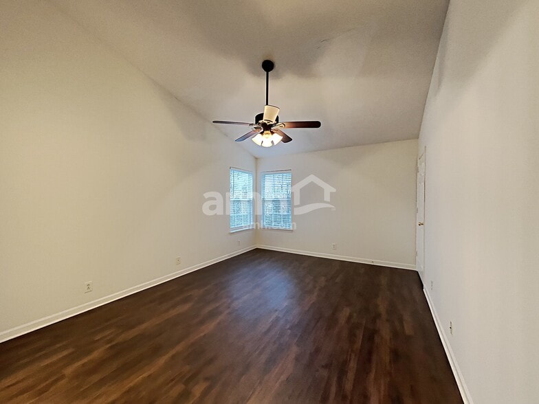 Building Photo - 2805 River Bend Dr