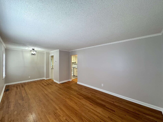 Building Photo - Well Maintained Home Minutes from Downtown...