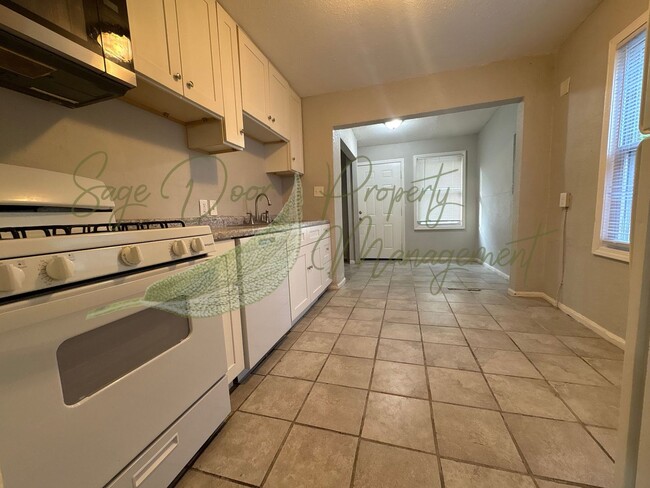 Building Photo - UPSTAIRS LOFT SPACE!!!