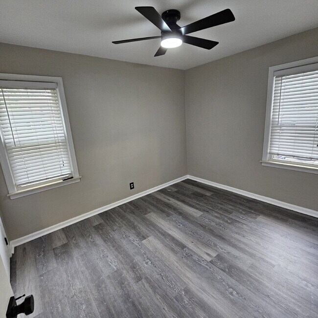Building Photo - Charming 2-Bedroom Ranch in Royal Oak – Co...