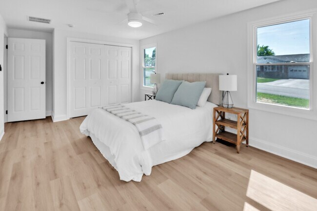 Building Photo - 211 Della Ln