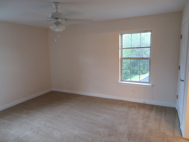 Building Photo - ** 1 MONTH FREE IF YOU MOVE IN BY FEBRUARY 28TH** Beautiful 2 bedroom/1 bathroom Apartment in For...