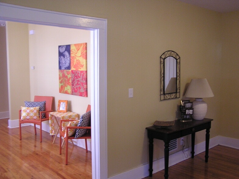 Building Photo - 425 Roosevelt Ave