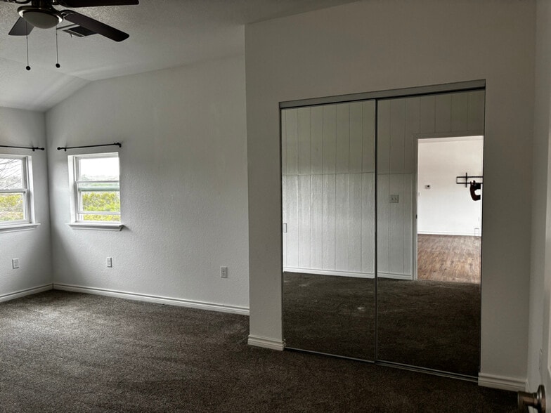 Building Photo - 240 Country Club Rd