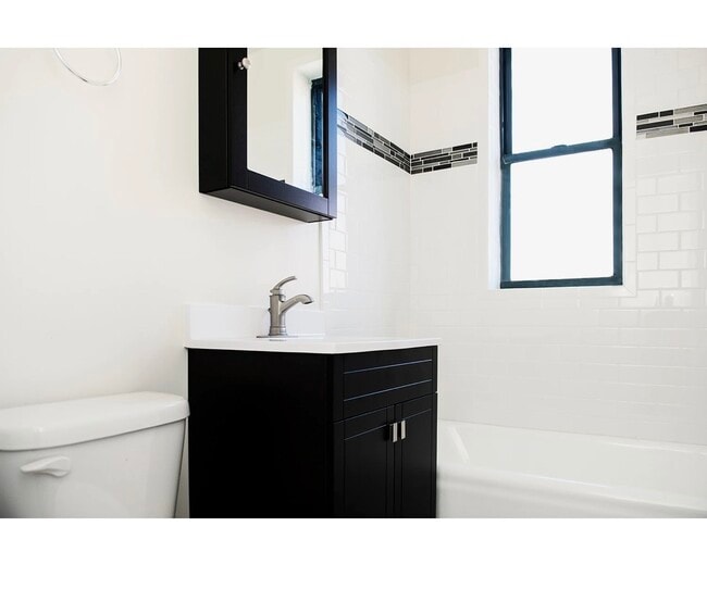 Building Photo - 3841 N Greenview Ave