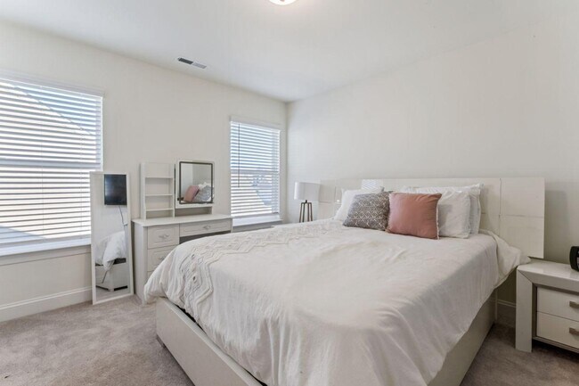 Building Photo - 116 Farrier Ln