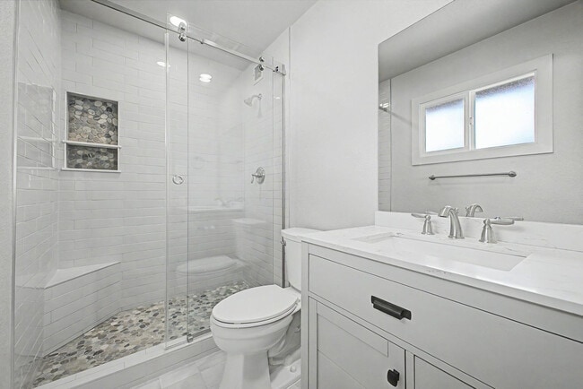 Building Photo - 710 E Bell De Mar Dr