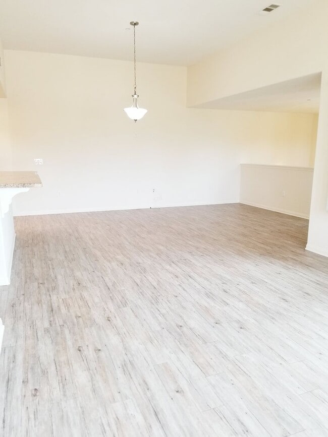 Building Photo - Spacious Condo 3 bedrooms, 2 bathrooms Built 2016