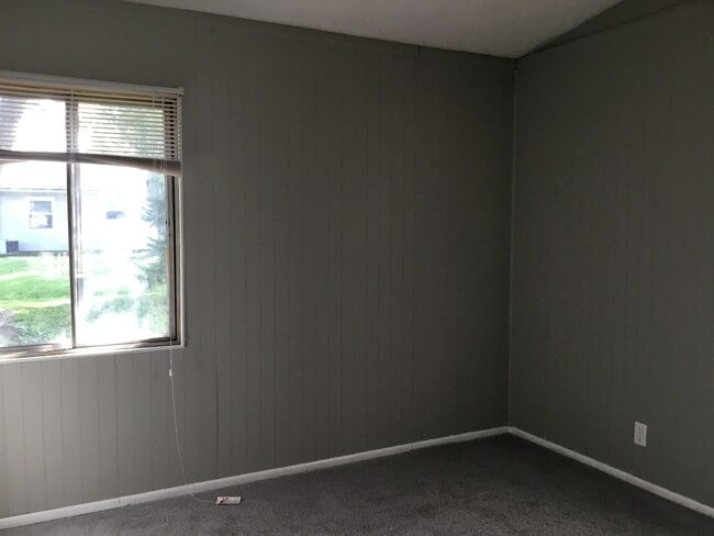 Building Photo - Very nice 3bed/1bath south side home w/ garage & fenced in back yard