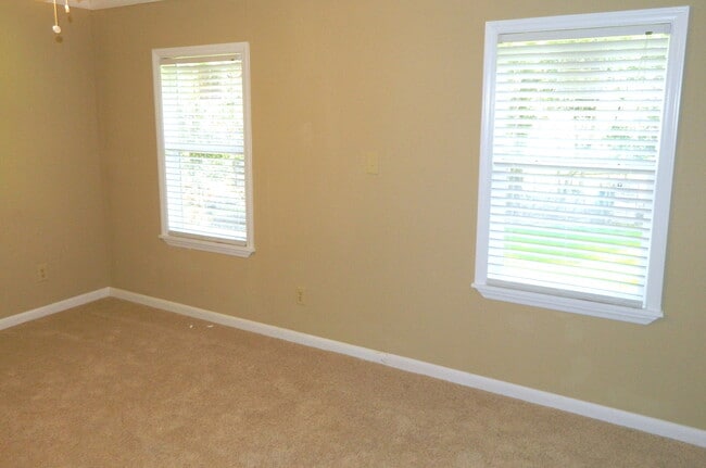 Building Photo - 471 Lawrence Dr