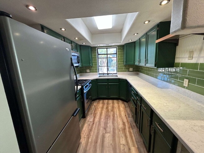 Building Photo - "Charming 2-Bed Townhouse Oasis with 2.5 Baths in Prime Las Vegas Location!"