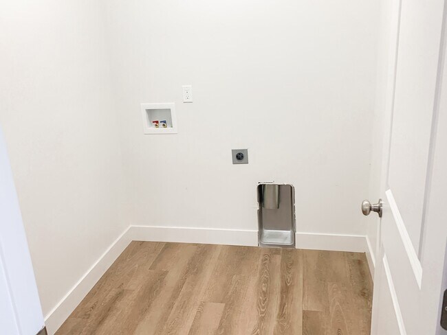Building Photo - 371 1540 E