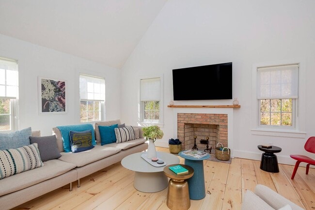 Building Photo - 212 Meadows W