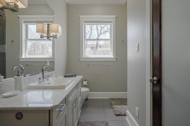 Building Photo - 2618 Thomas Ave