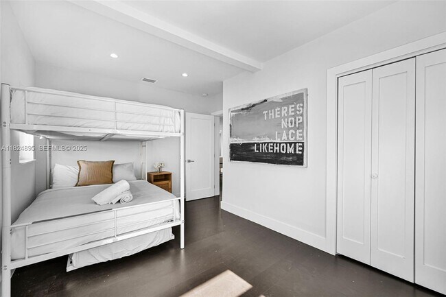 Building Photo - 150 NE 50th St