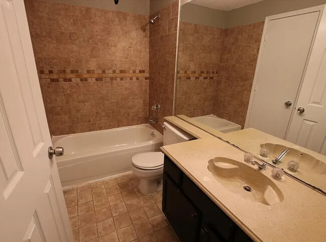 Building Photo - 1618 Beach Ln